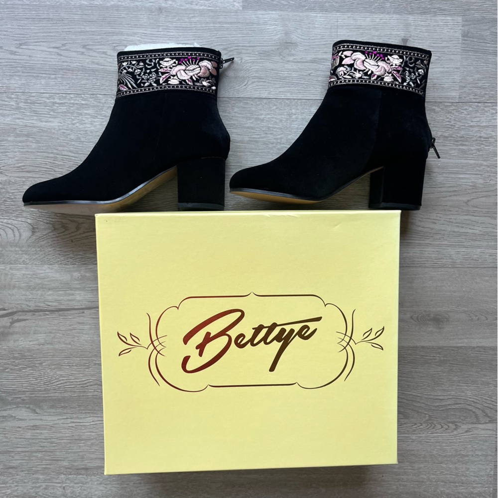 Bettye Sibyl Velvet Embroidered Ankle Boots (6)
